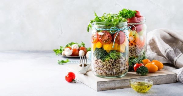 Mistura de salada saudável e dietética com molho de frutas